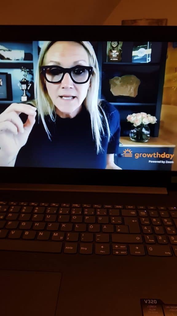 Mel Robbins teaching about confidence (growthday reviews)